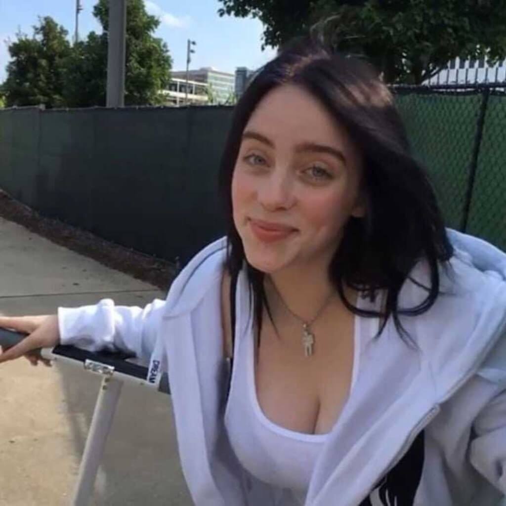 Billie eilish bouncing boobs